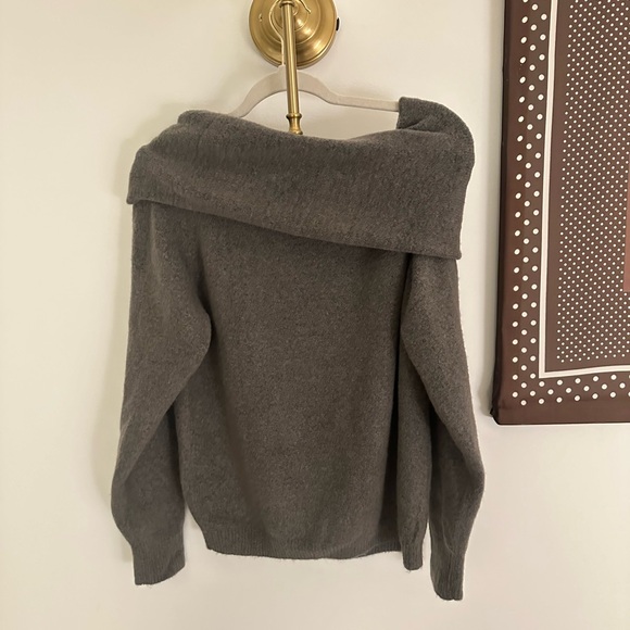 Zara Off-the-shoulder Gray Sweater with appliqué - Picture 3 of 3